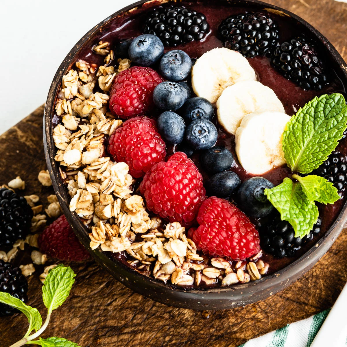 Açaí bowl con frutas y granola de Kopi Luwak Café